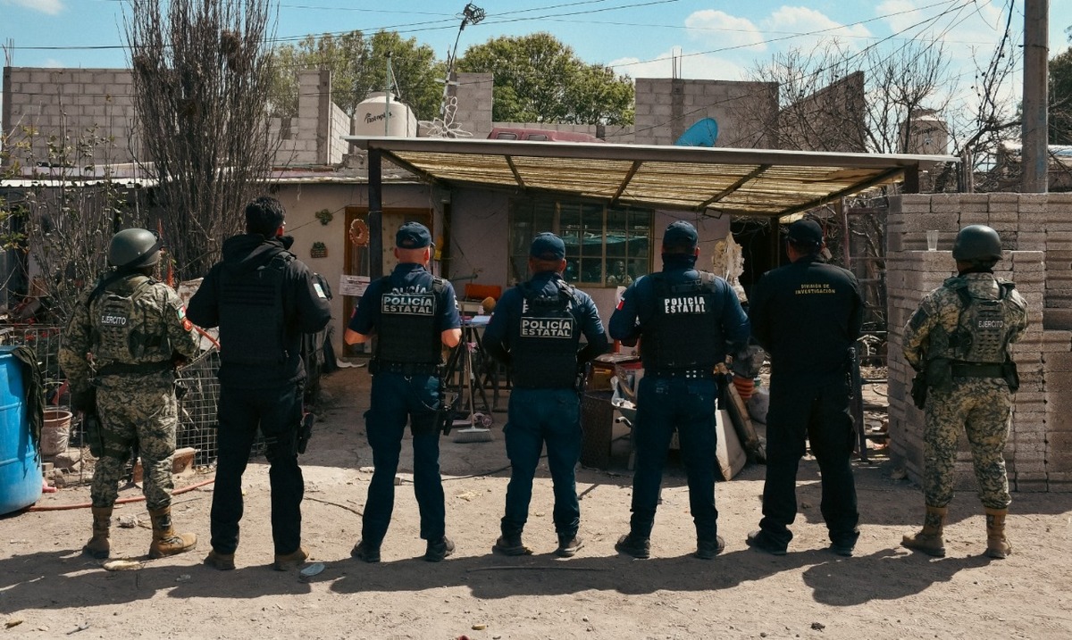Aseguramiento de droga y bidones para el tráfico de hidrocarburo.