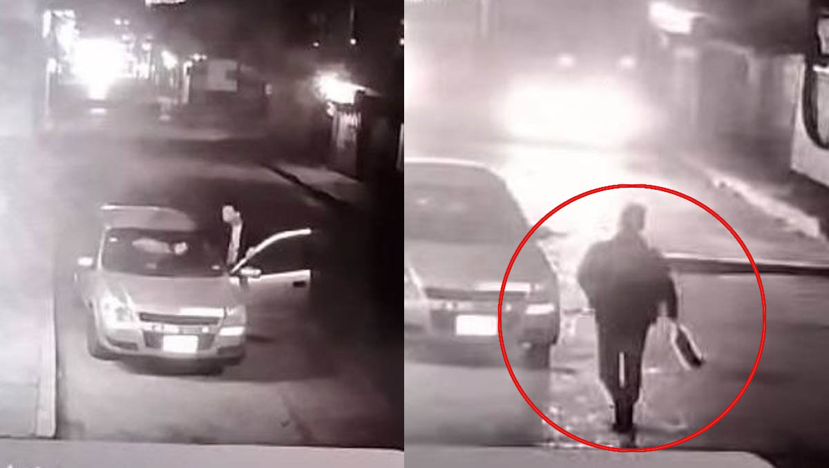 El video muestra cómo un sujeto sostiene al tlacuache y lo utiliza para limpiar un parabrisa