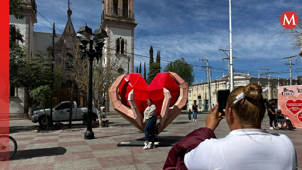 Las manos sosteniendo el corazón en la Plaza de Lerdo un excelente lugar para fotos (Especial)