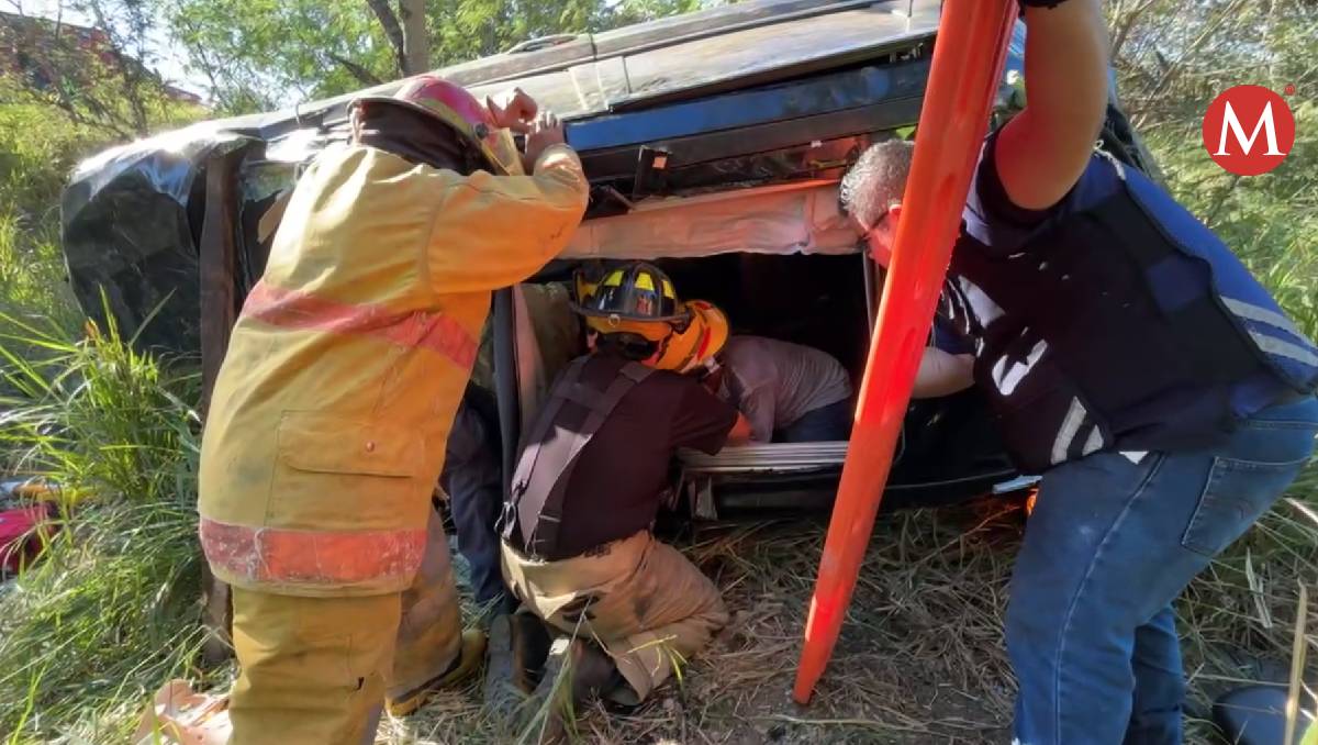Mujer sufre volcadura en Altamira; queda atrapada al interior de auto. (Bomberos Voluntarios)