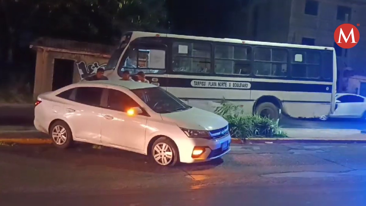 Chocan carro y autobús de pasajeros en Ciudad Madero hoy 13 febrero