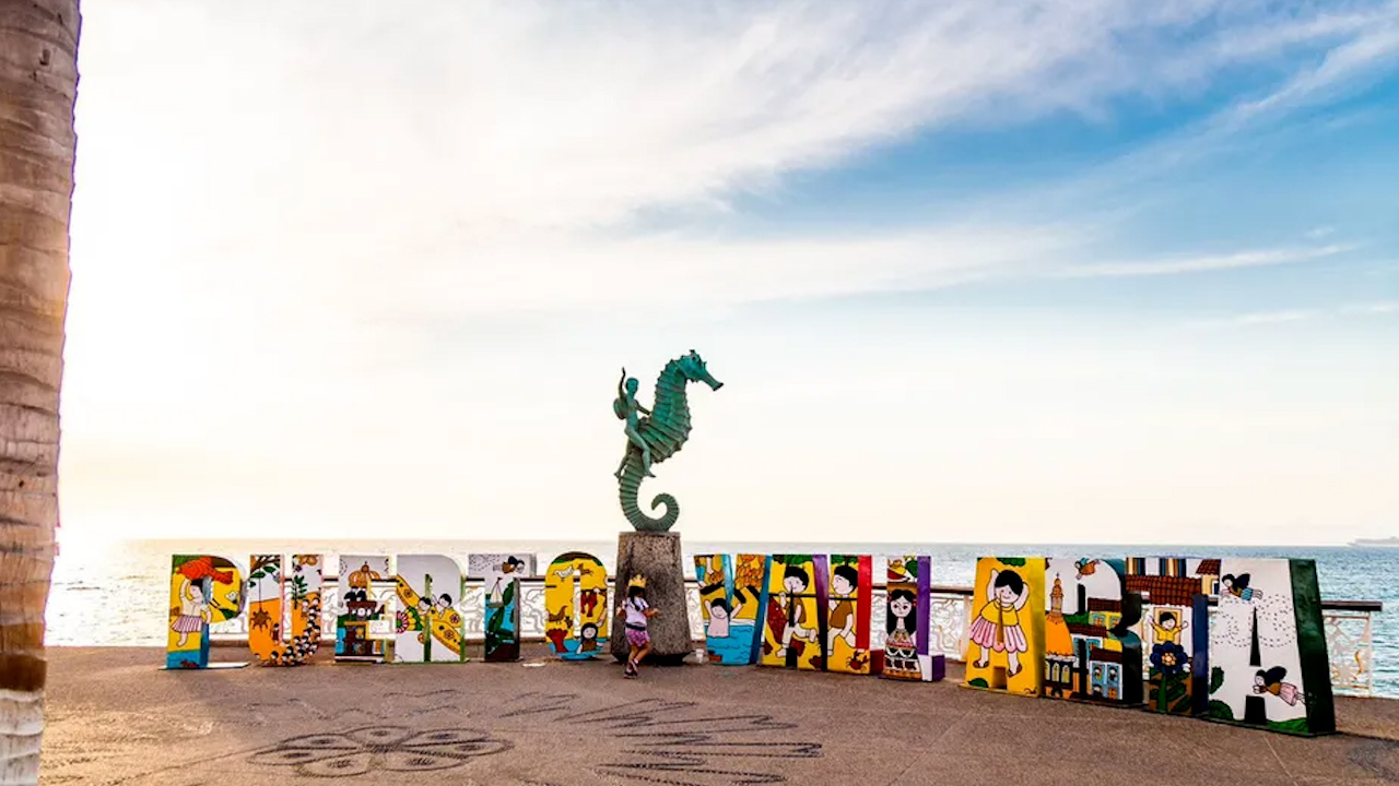 Congreso de Jalisco aprueba cobro a extranjeros por ingresar a Puerto Vallarta
