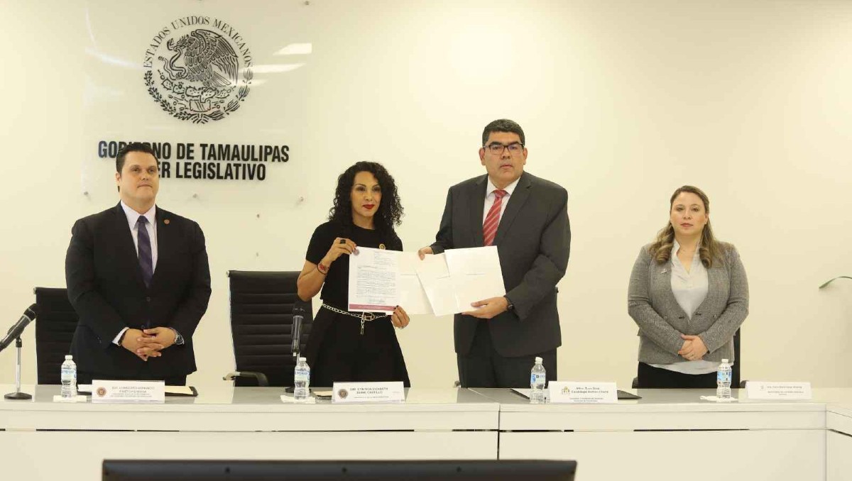 El Congreso local entregó los listados de los aspirantes al presidente del organismo electoral. (Cortesía)