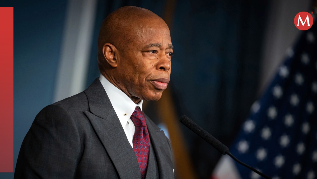 Eric Adams busca reducir los beneficios para migrantes. | AP