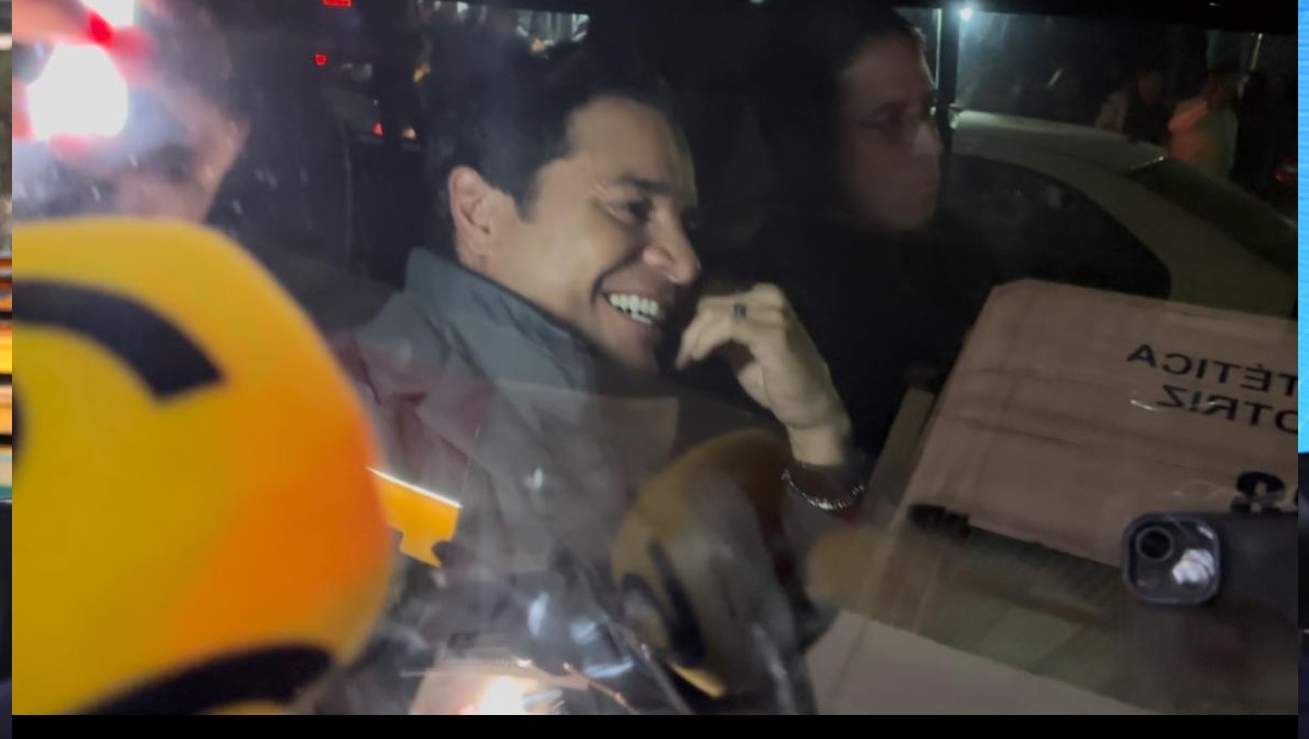 Fans rodearon la camioneta en que llegó Chayanne. Foto: Tadeo Gómez