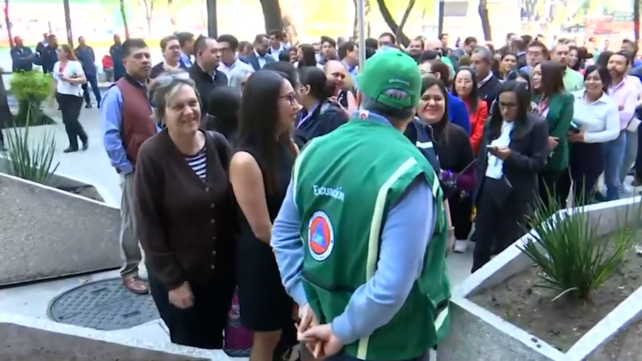Realizan simulacro de sismo en el edificio rojo de la CFE en Paseo de la Reforma
