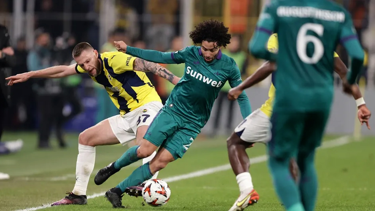 ¡Amargo debut! Chino Huerta y Anderlecht goleados por Fenerbahce en Europa League