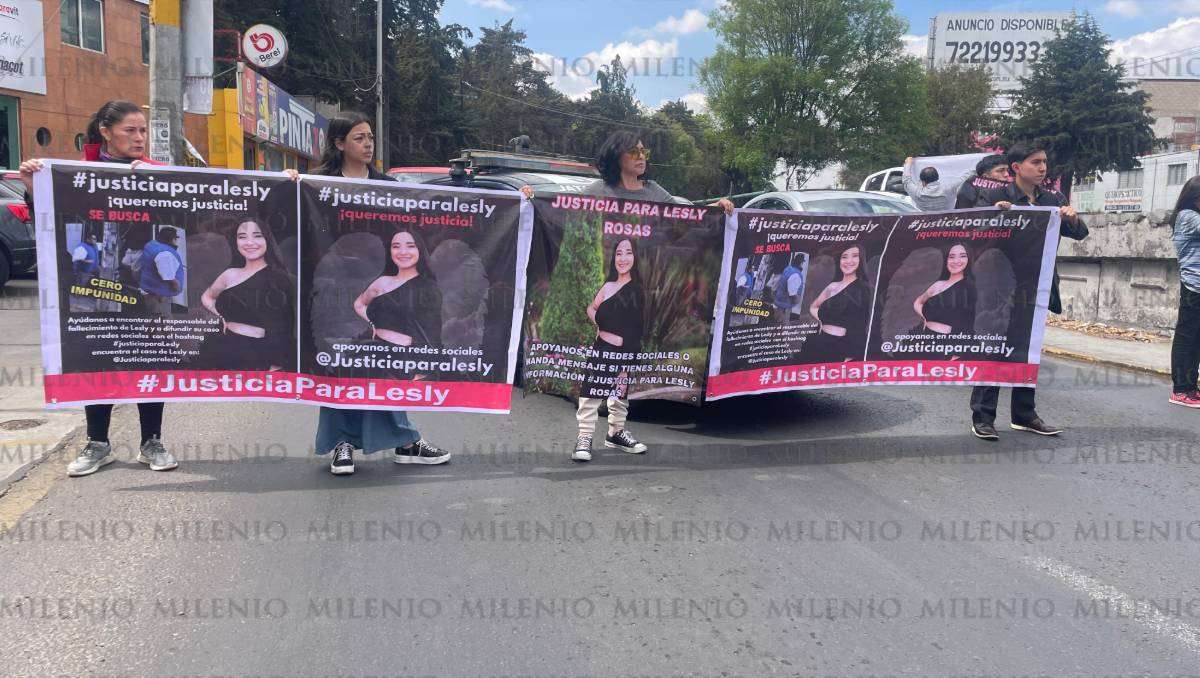 Amigos y familiares de Lesly bloquearon Paseo Tollocan para exigir justicia a las autoridades por su muerte.| Foto: Tania Contreras