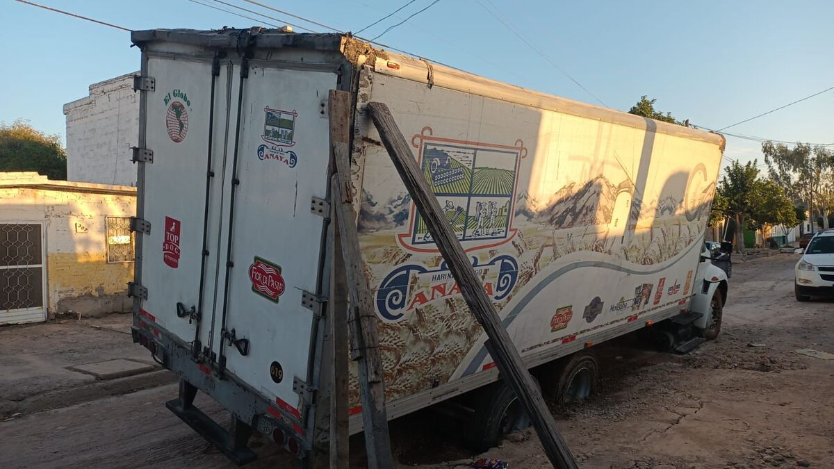 Camión que transportaba harina cae en una zanja y casi vuelca en la colonia Aviación. | Especial