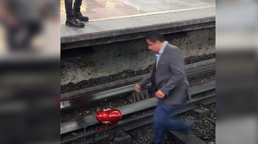 Retiran globo metálico de vías del Metro de CdMx. (Foto: @MetroCDMX)