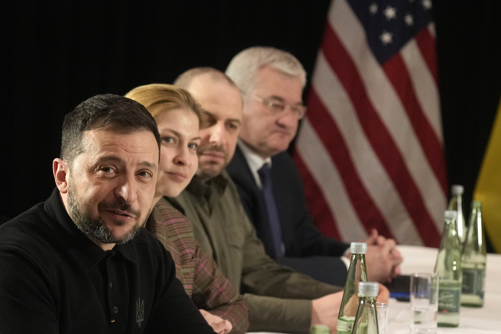 Volodimir Zelensky en una reunión con el vicepresidente de EU, JD Vance, en Múnich, Alemania. | AP