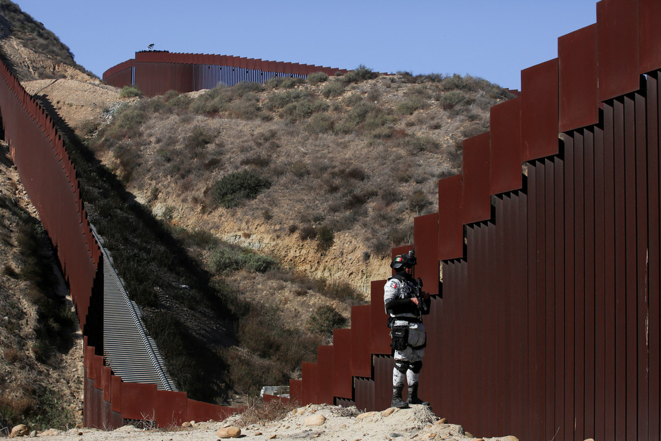 Un miembro de la Guardia Nacional de México patrulla el muro fronterizo entre México y Estados Unidos en Tijuana. Foto: REUTERS|Jorge Duene.