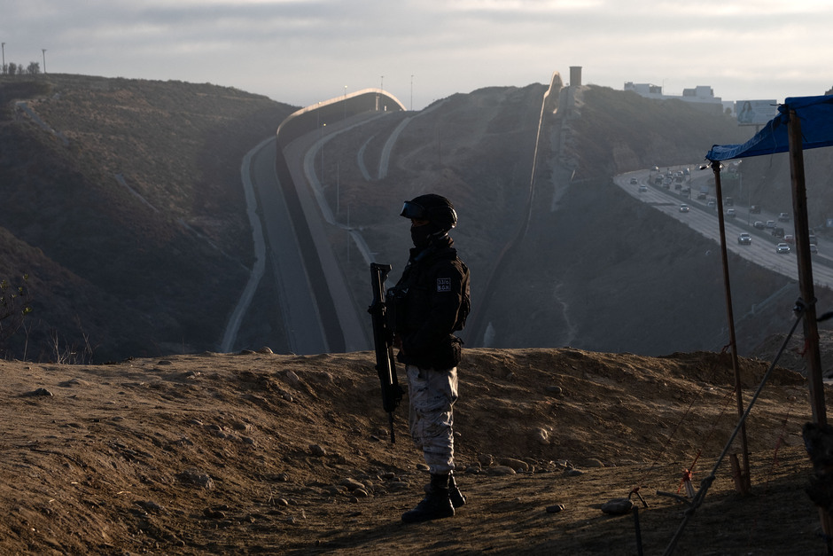 Un oficial de la Guardia Nacional de México, parte de la Operación Frontera Norte en Playas de Tijuana. (Foto: Guillermo Arias | AFP)