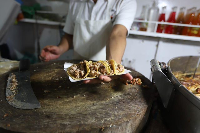 Cuando comes tacos de sudadero, los cortes más simples pueden convertirse en obras maestras. Foto: Jorge Carballo | MILENIO.