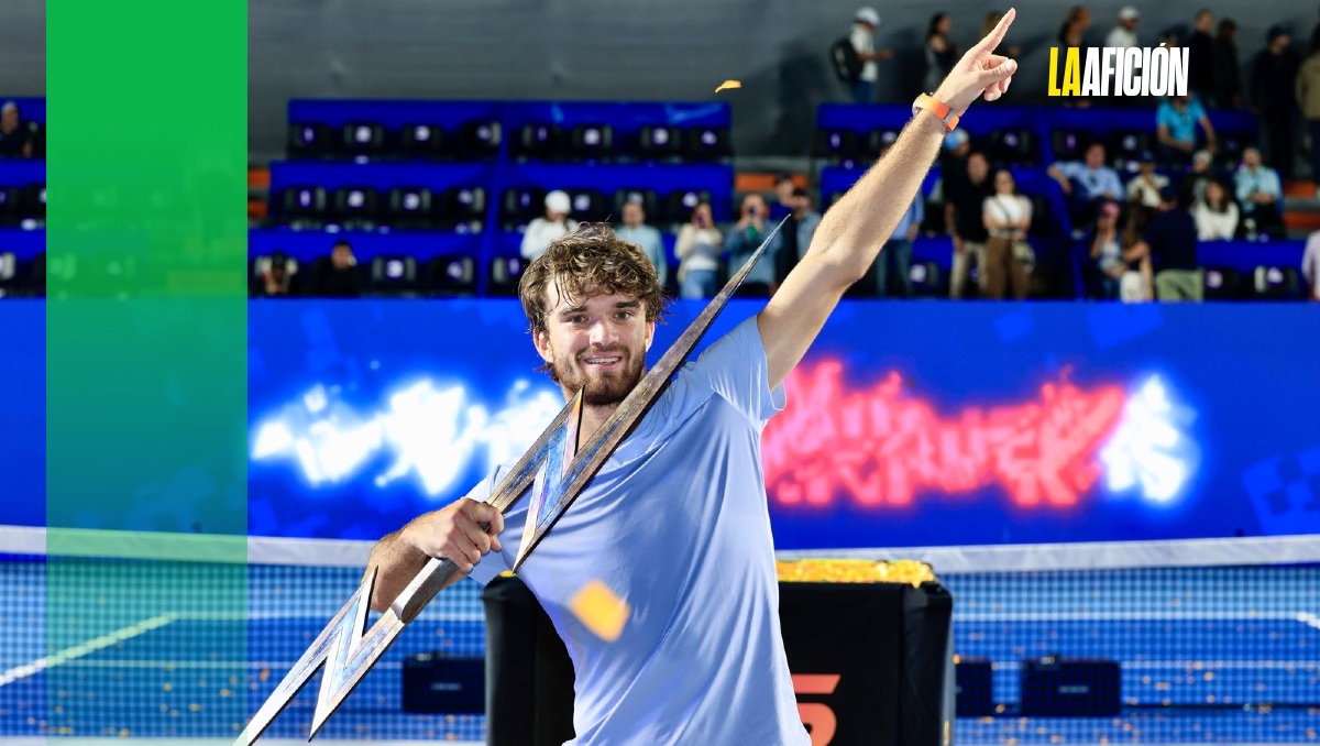 El joven tenista Machac disfruta el triunfo con su trofeo 'Zeus' (Foto: Vanessa Flores)