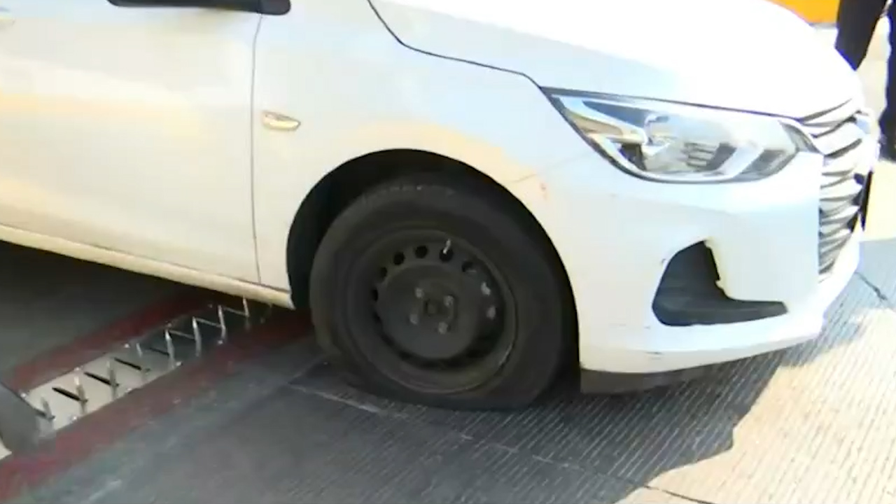 Activan ponchallantas en caseta de San Cristóbal en Ecatepec para evitar paso de transportistas