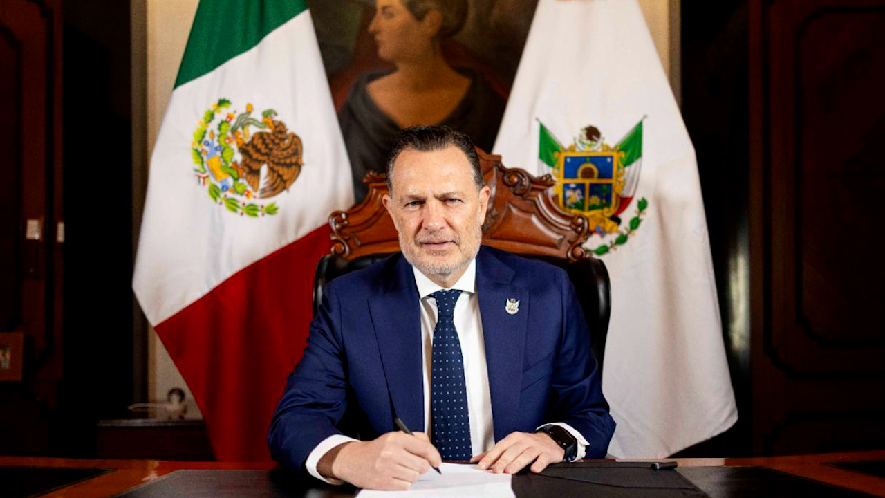 Gobernador de Querétaro presenta iniciativa para prohibir redes sociales a menores de 14 años
