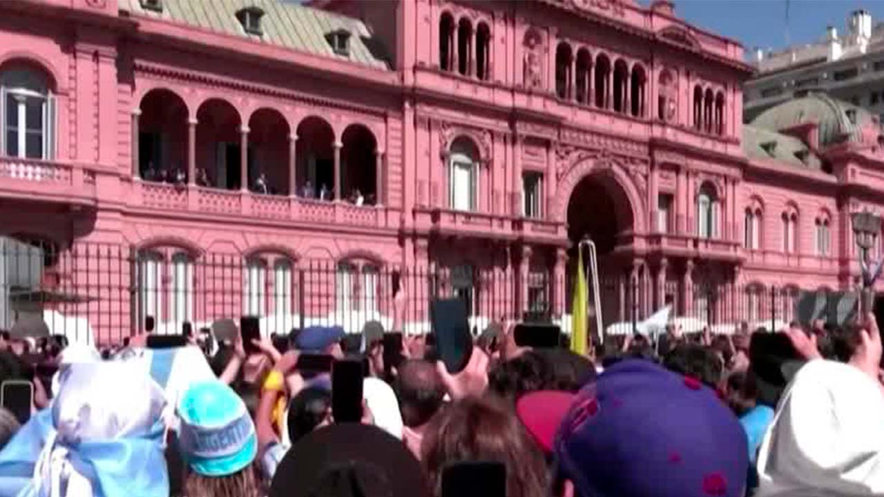 ¿Qué está pasando en Argentina y por qué su bolsa cayó 5.8%?