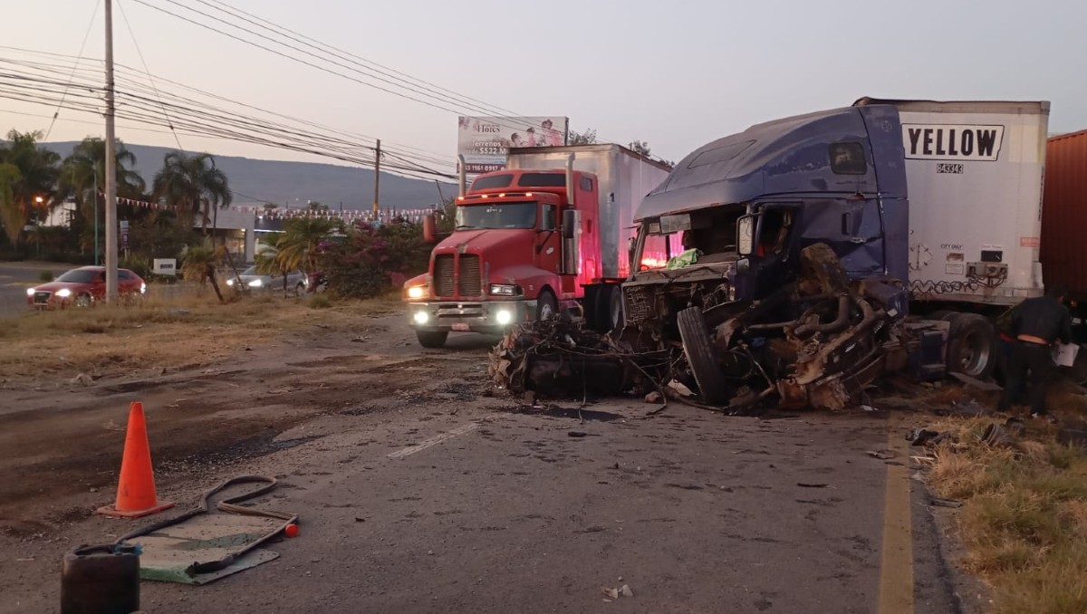 Tráileres sufren accidente a la altura de Tlajomulco (Juan Carlos Munguía)