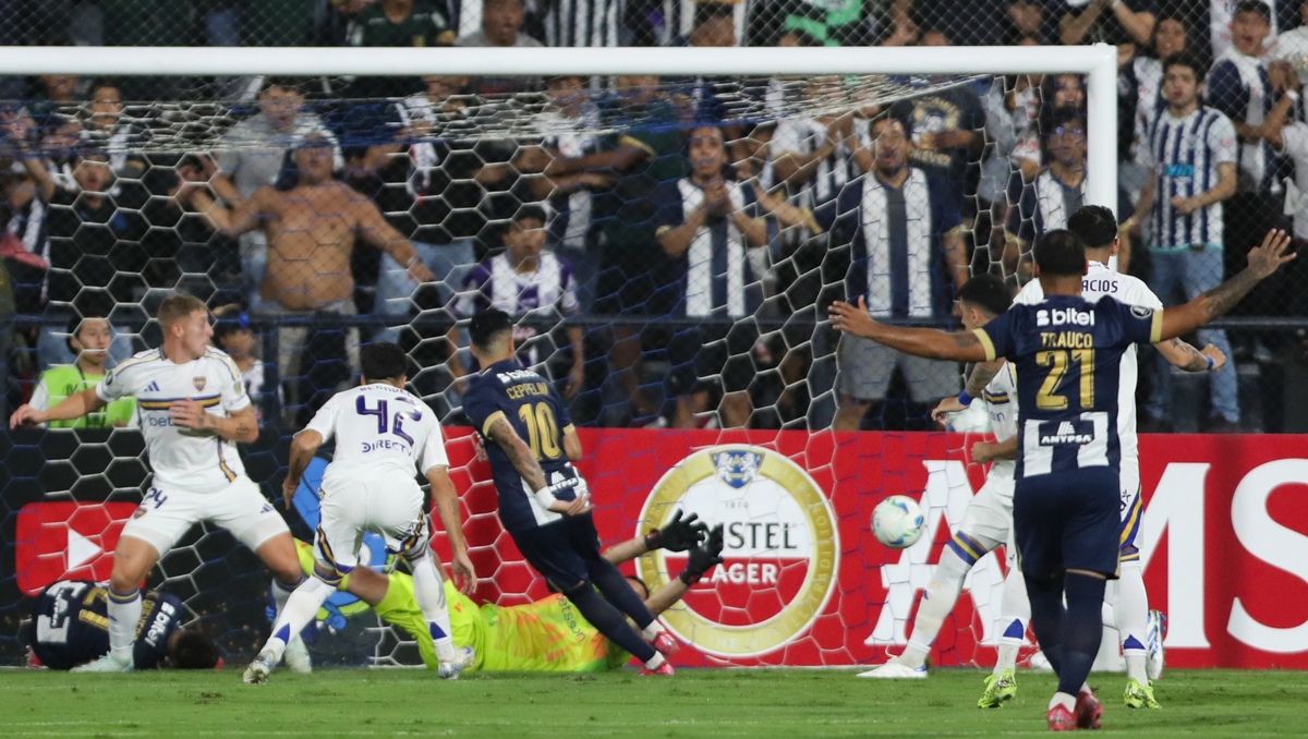 Fernando Gago y su Boca Juniors pierden ante Alianza Lima en la ida de la Fase 2 de Copa Libertadores (EFE)