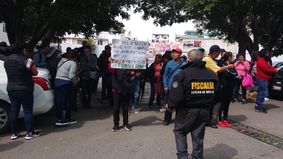 Pobladores de la colonia Cuarta Transformación acusaron fabricación de delitos en contra de su abogado. Foto: (Especial)