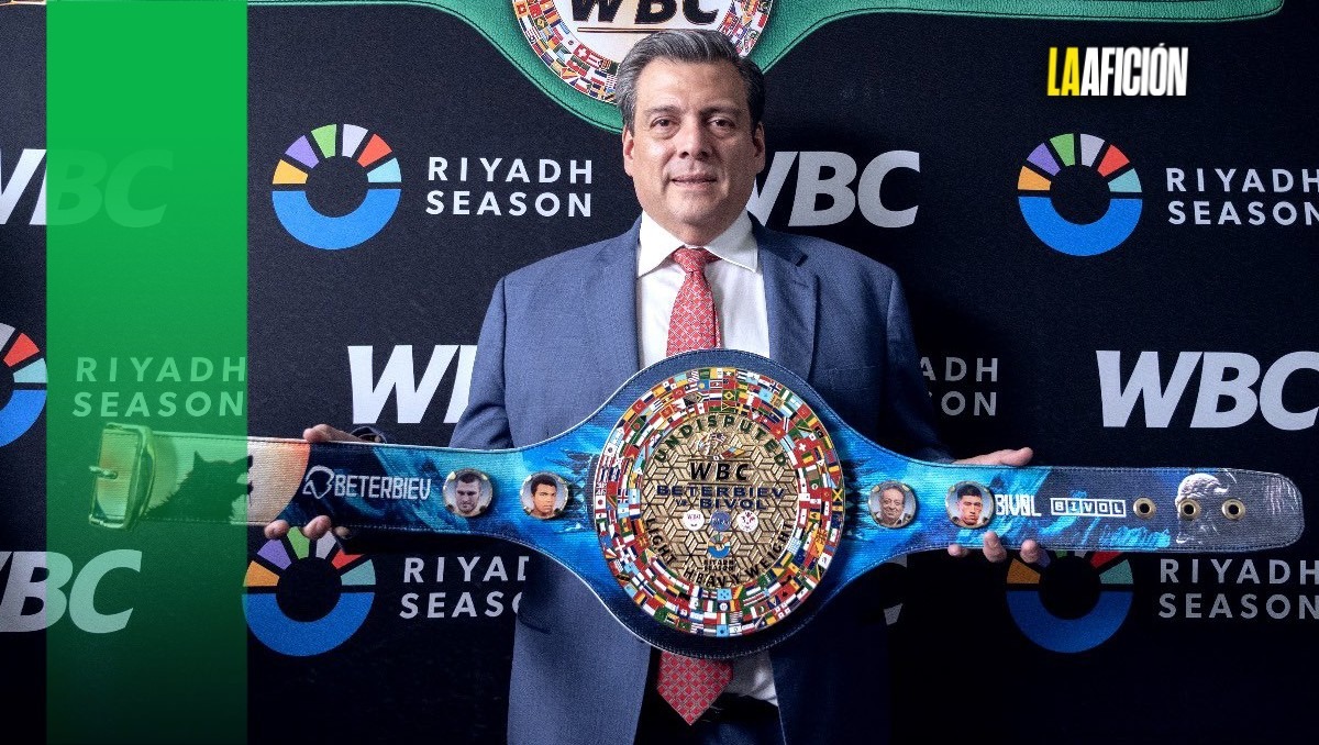 El presidente del CMB Mauricio Sulaimán presentó el cinturón que se disputaran Bivol y Beterbiev (X @wbcmorot)