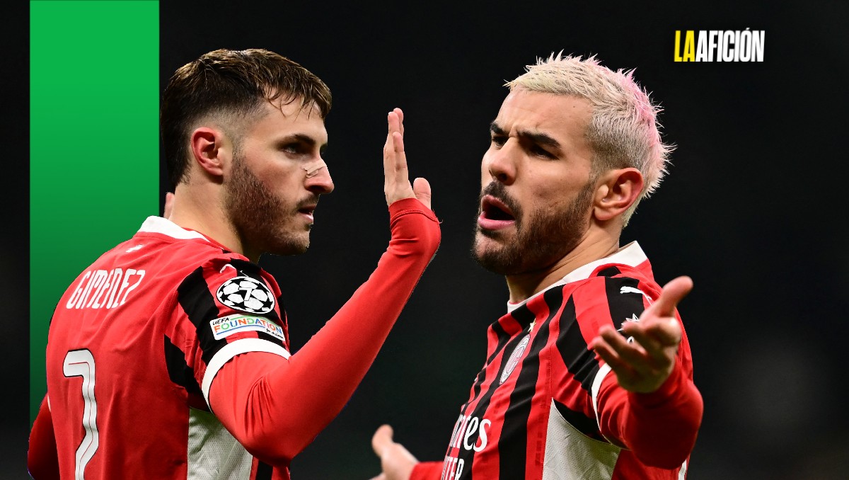 Santi Gimenez reacciona a la expulsión de Theo Hernández en la eliminación del Milan en la Champions League (AFP)