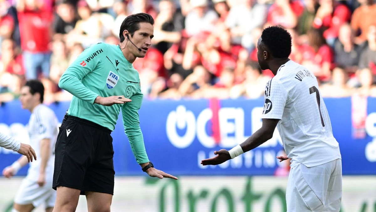 ¡No vera acción! La Liga no asignará juegos al árbitro que expulsó a Bellingham en el partido del Real Madrid contra Osasuna.  (efe)