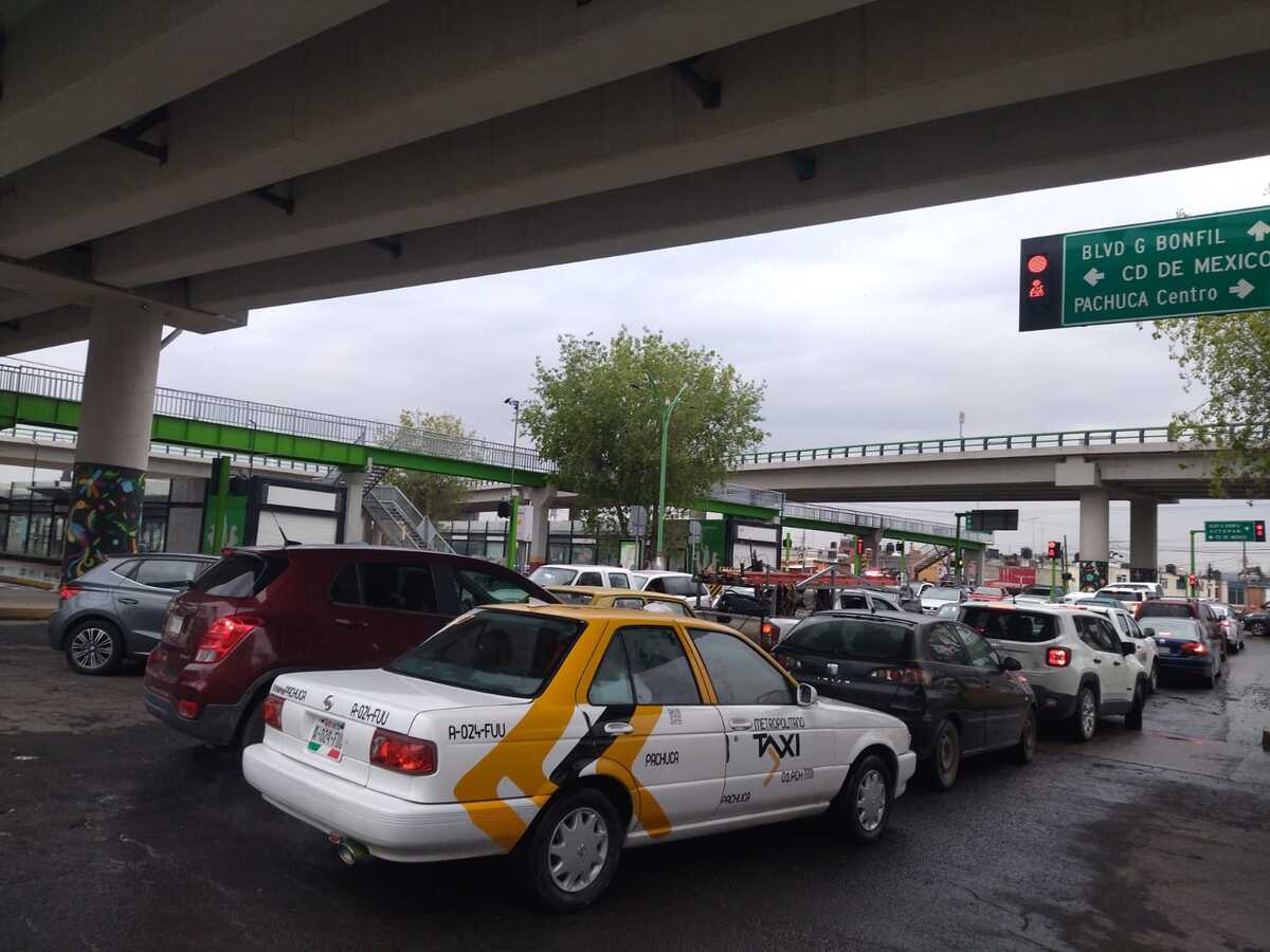 Bloqueos generan caos vial en Pachuca. (Alejandro Reyes)