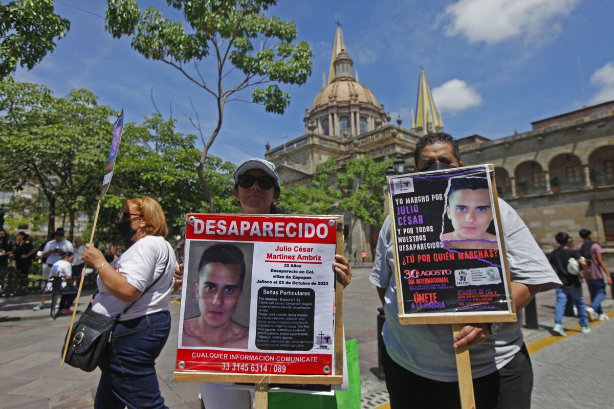 Colectivos realizaron una marcha de la Glorieta de las y los Desaparecidos en Jalisco. | Cuartoscuro