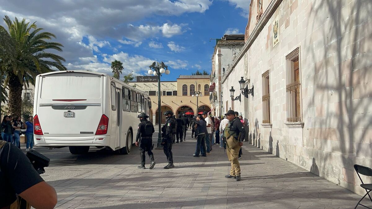 Familiares quedaron con incertidumbre tras el traslado de los oficiales. (Fátima Briceño)