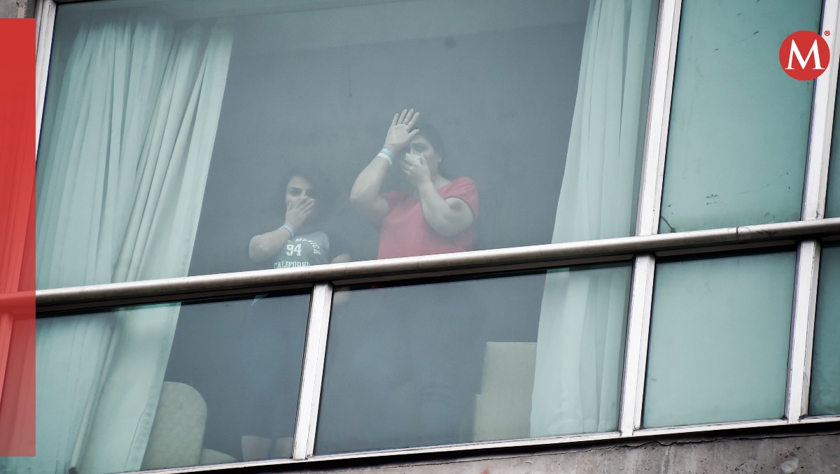 Migrantes deportados desde el interior de un hotel en Panamá. (Foto: AP)