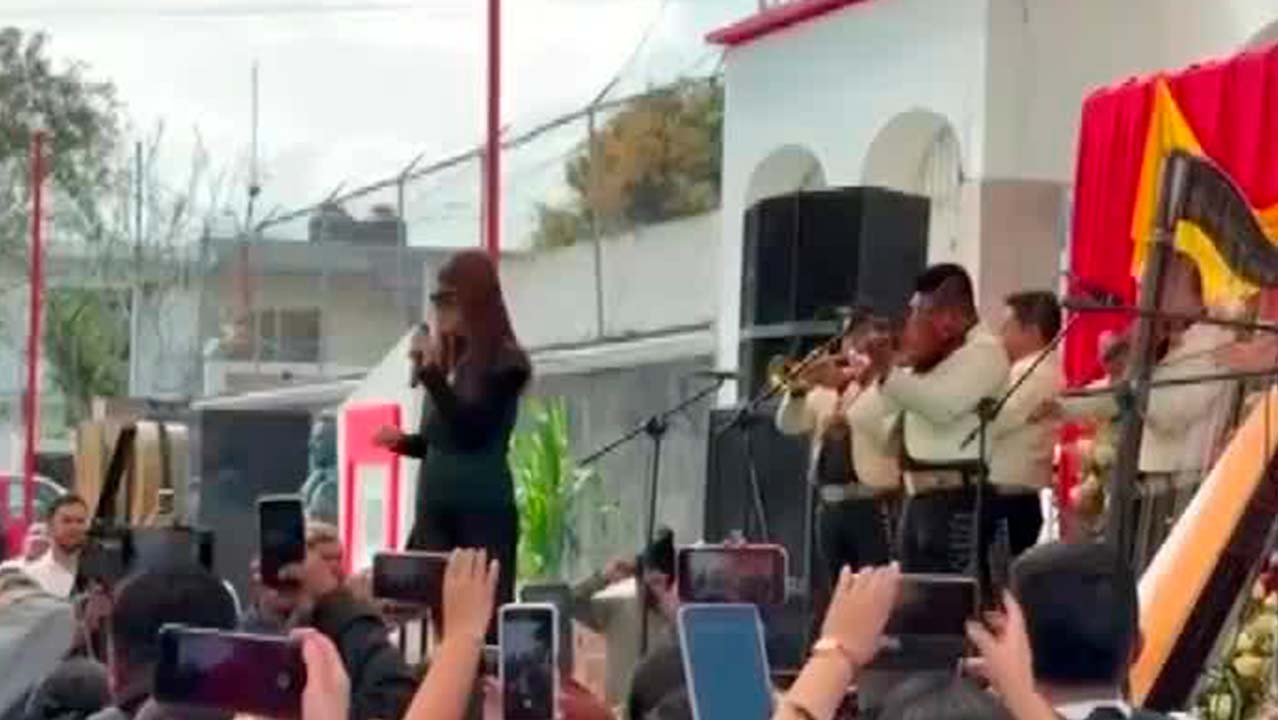 Rinden Homenaje a Paquita la del Barrio en Veracruz