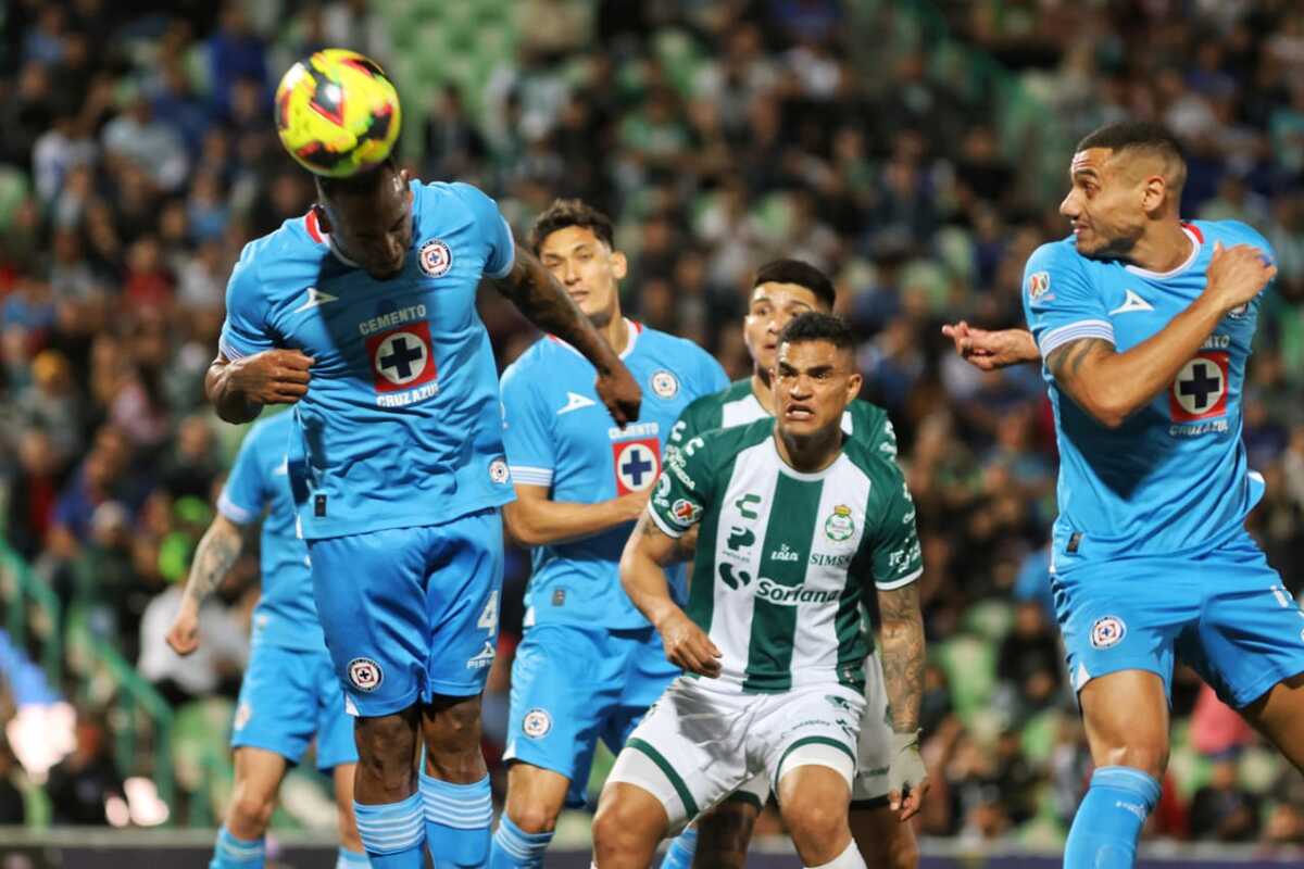 Santos sigue en el fondo de la tabla con 1 punto y Cruz Azul llega a 14 unidades para ascender al quinto puesto. | Rolando Riestra