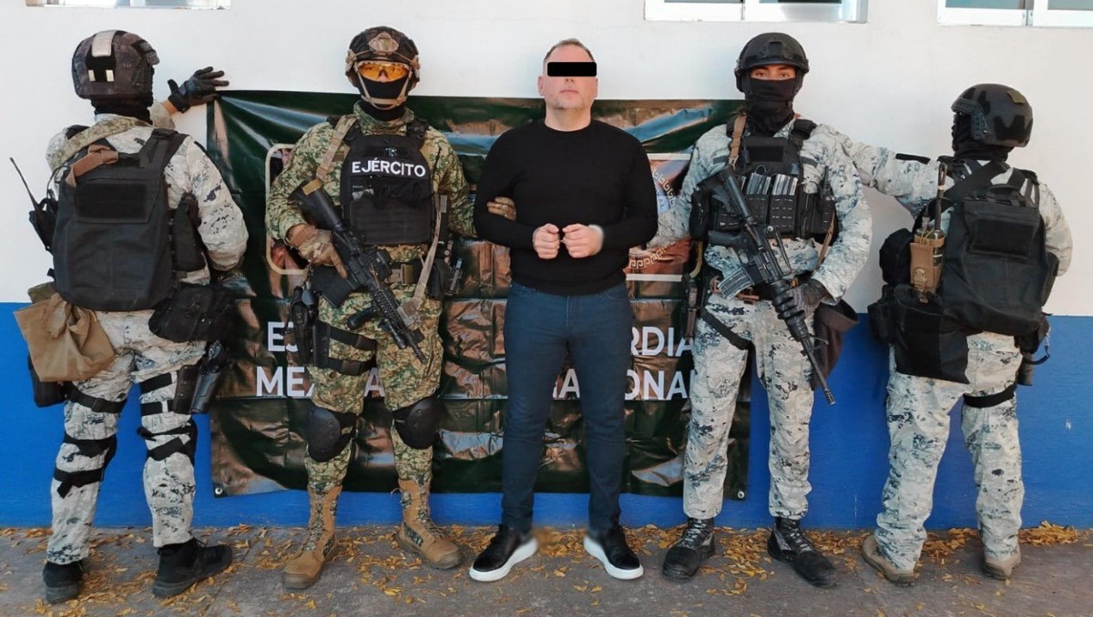 El titular de la SSyPC, Omar García Harfuch, compartió la fotografía de la detención. | X