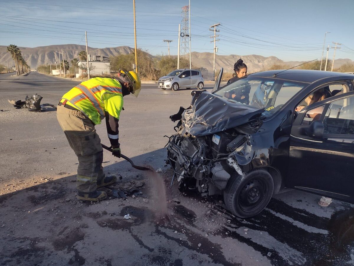 Cuatro vehículos resultaron involucrados en un aparatoso accidente vial el cual además dejó como resultado lesionadas. | Especial