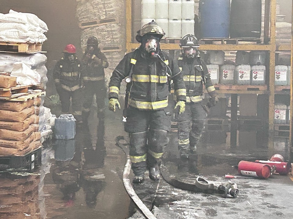Bomberos de Tlalnepantla acudieron a la empresa Galvonolyte. (Foto: especial)