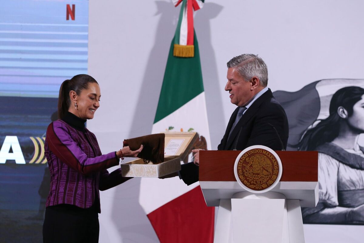 Claudia Sheinbaum con el regalo del CEO de Netflix