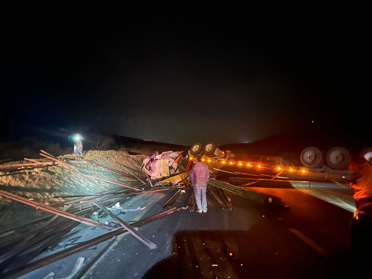 El conductor del tráiler resultó con algunos golpes. Foto: Especial