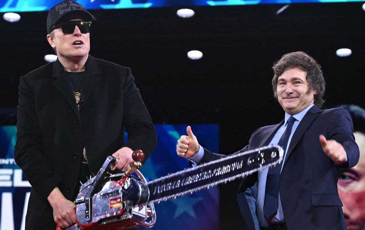 javier-milei-regala-motosierra-elon_0_53_1200_758