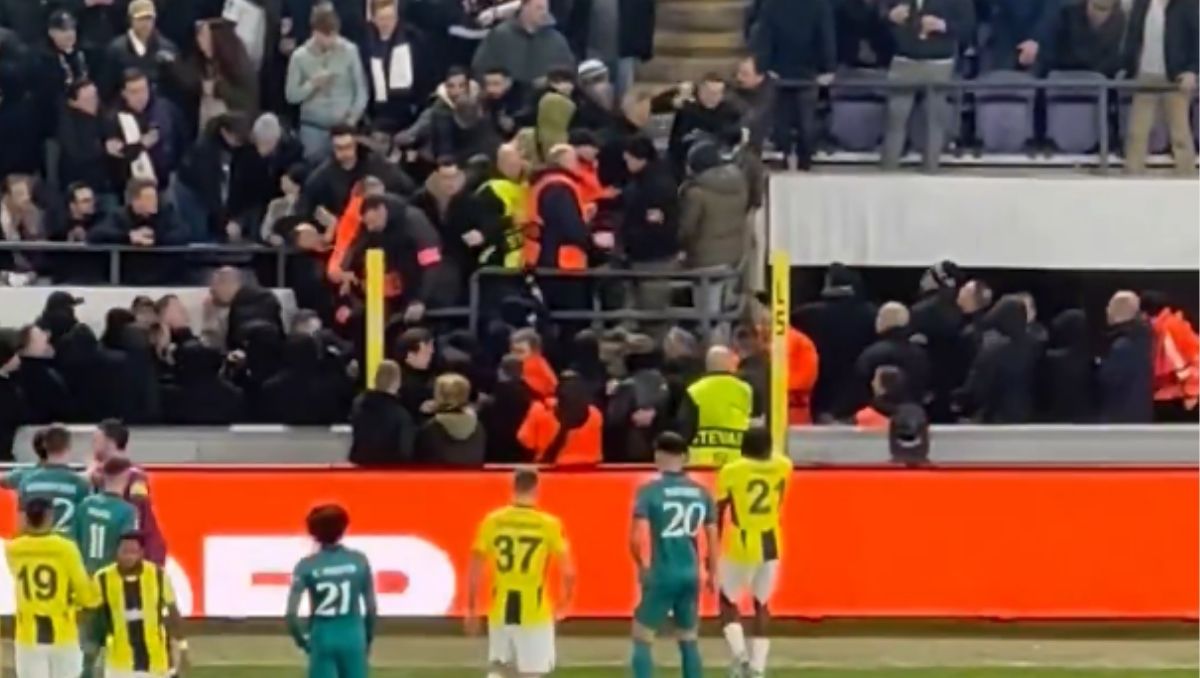 Suspenden partido entre el Anderlecht y Fenerbahce por pelea en una grada (Captura de pantalla)