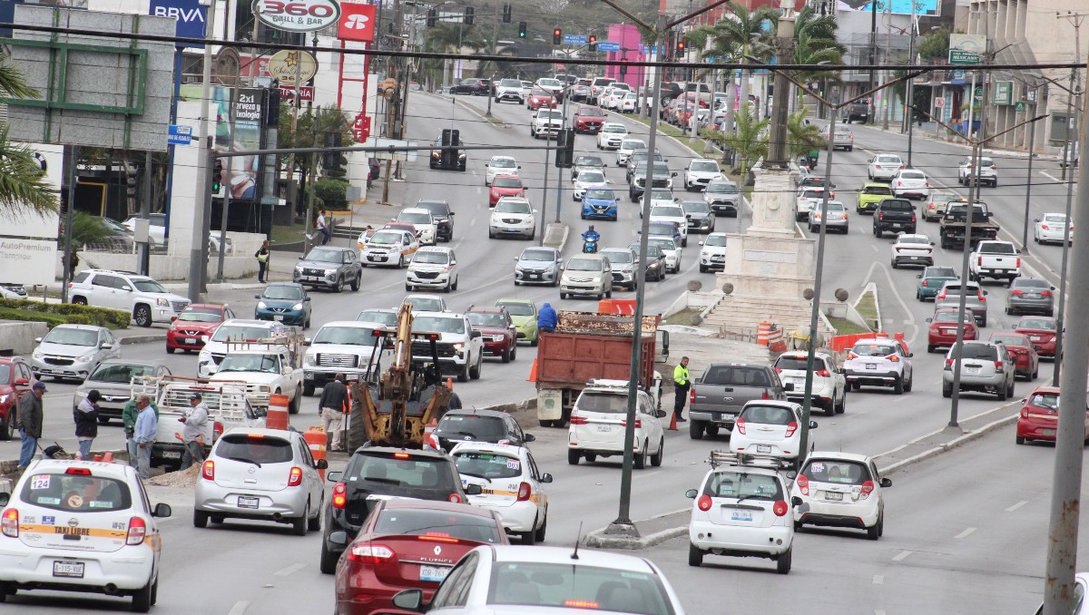 Tráfico en la avenida Hidalgo, en la entrada a Lomas de Rosales. (Yazmín Sánchez)