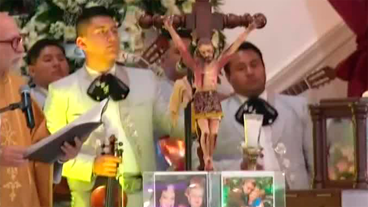 Ana Bárbara asiste al homenaje de Paquita la del Barrio