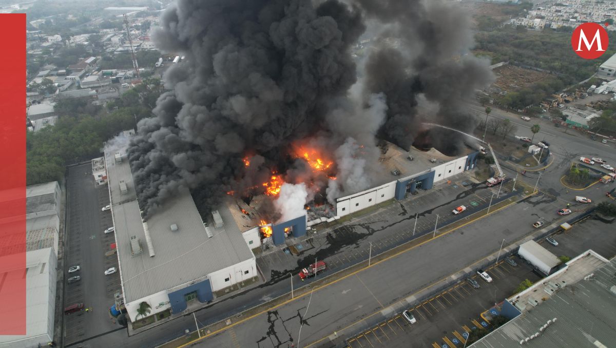Autoridades acudieron al sitio para sofocar el fuerte incendio en el parque industrial ubicado en Apodaca. Omar Benavides y Oskar Soltero