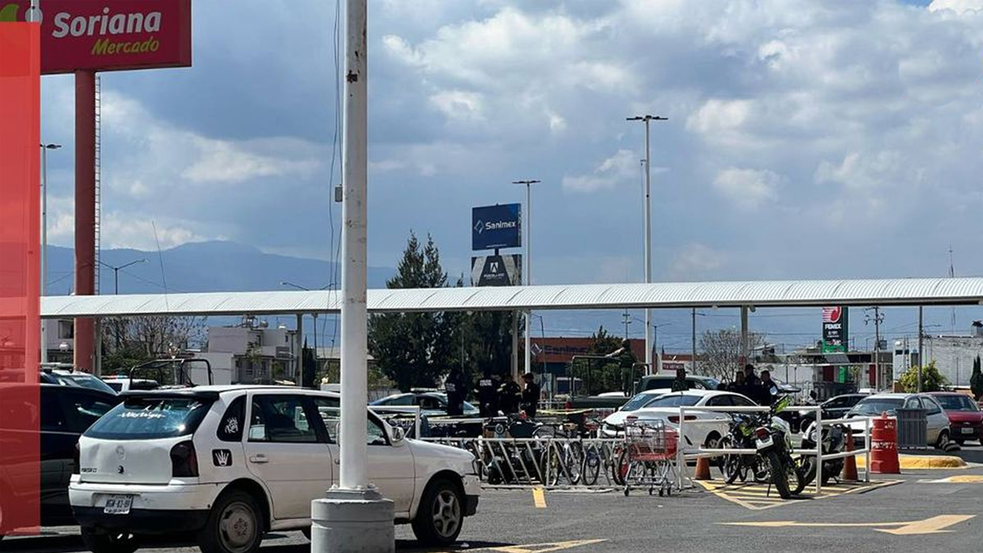 Balean a dos hombres en un centro comercial de Chalco, Edomex
