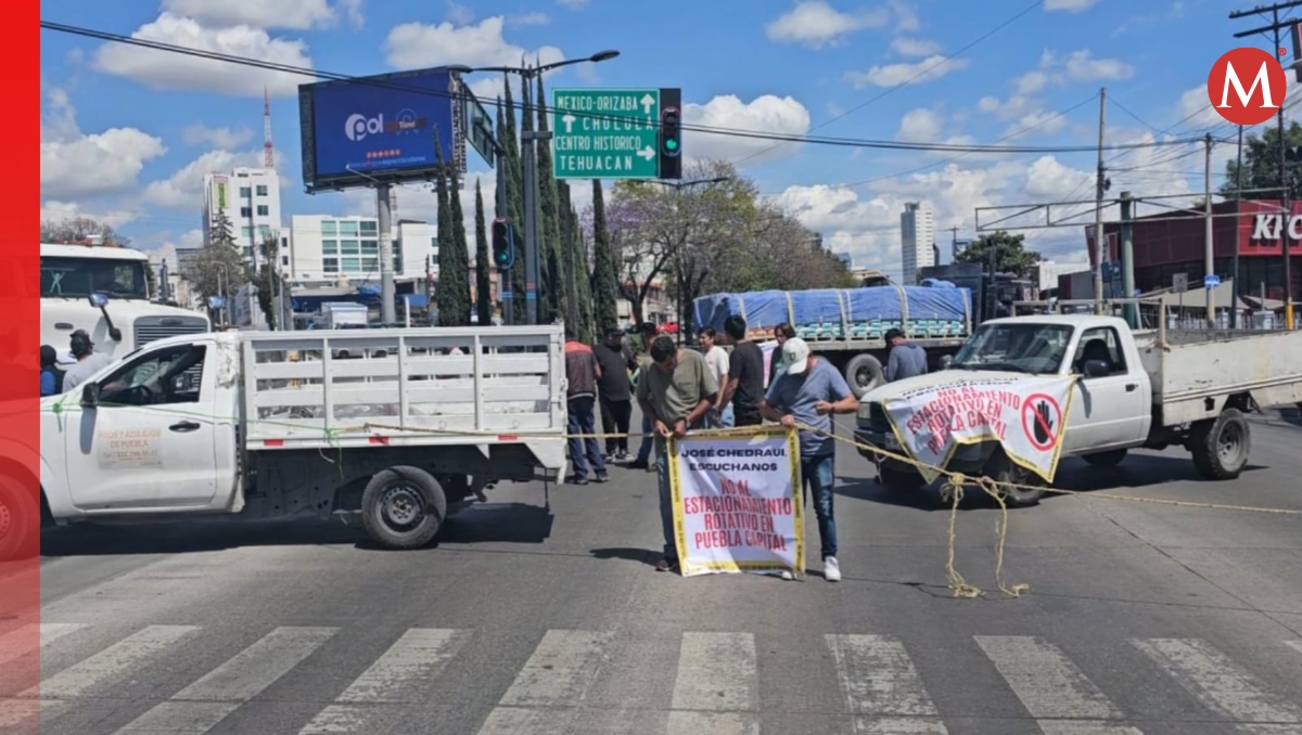 Bloquean Bulevar Atlixco en Puebla por implementación de parquímetros | Daniel Hernández