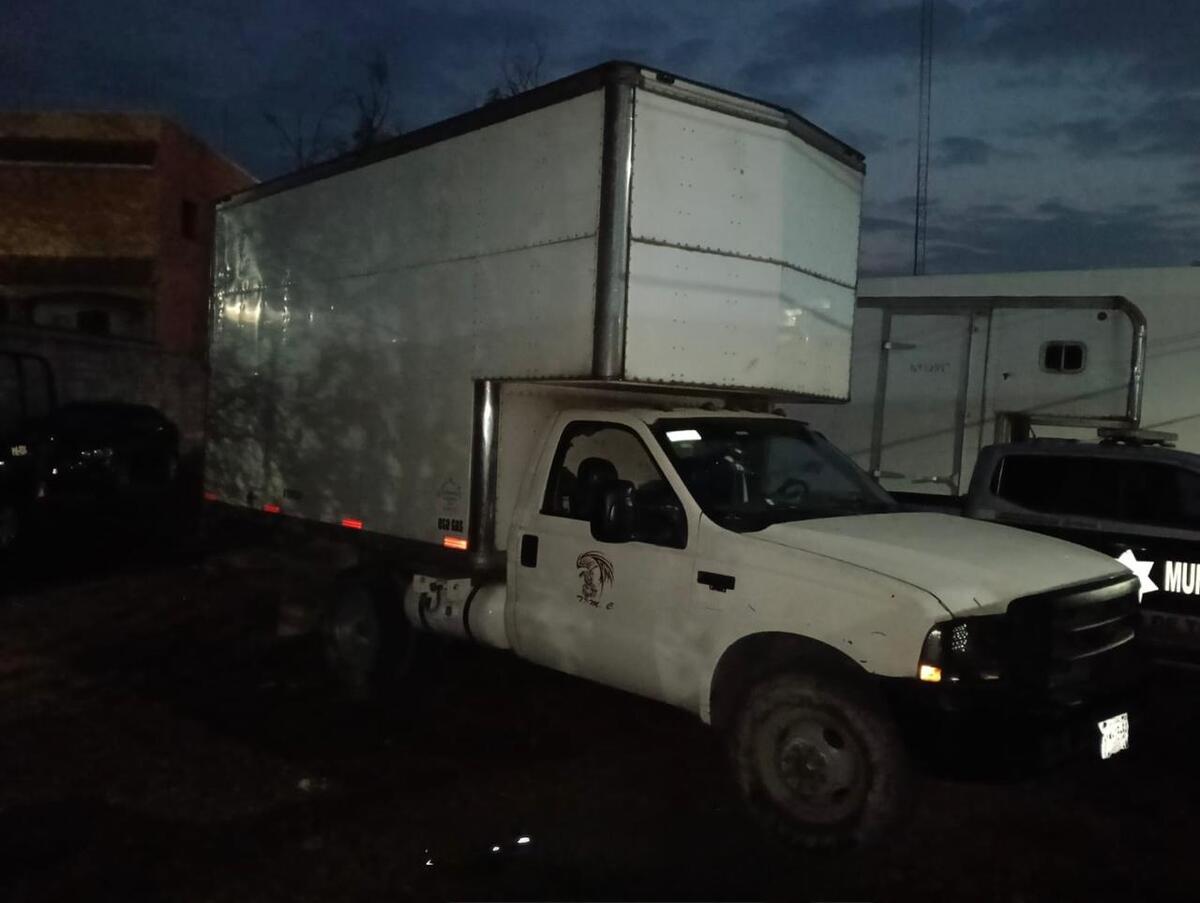 Camioneta con huachicol es asegurada.