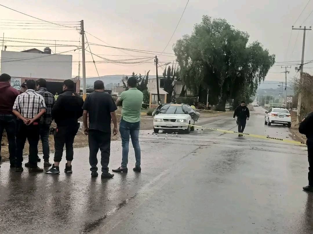 Ejecutan a tres en un taxi.