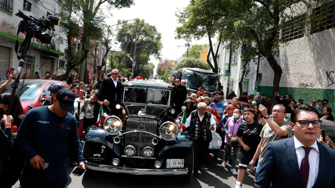 Fans dan emotiva despedida a Paquita la del Barrio; recorren calles de CdMx