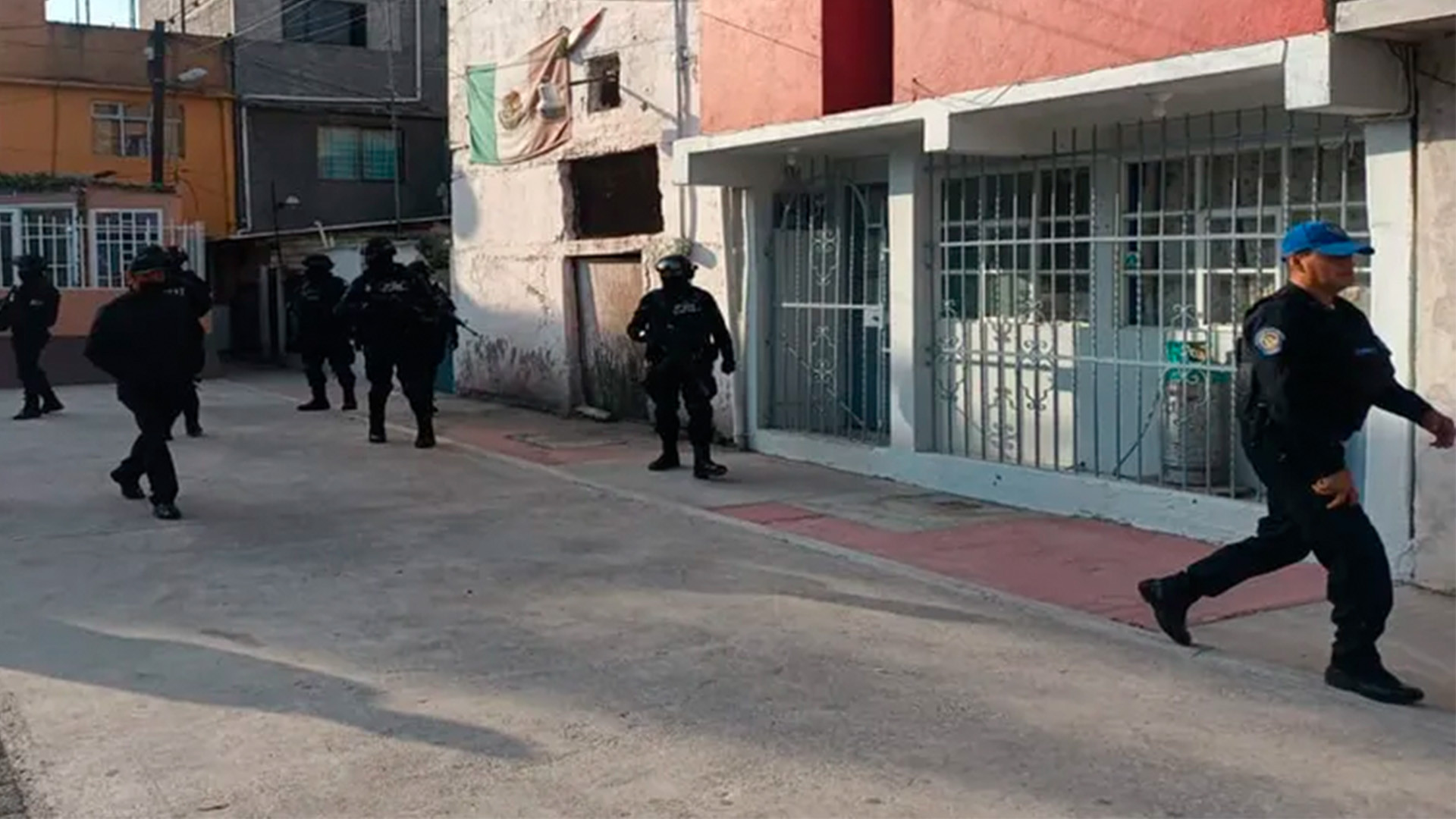 Pareja de adultos mayores y un hombre fueron arrestados tras cateo